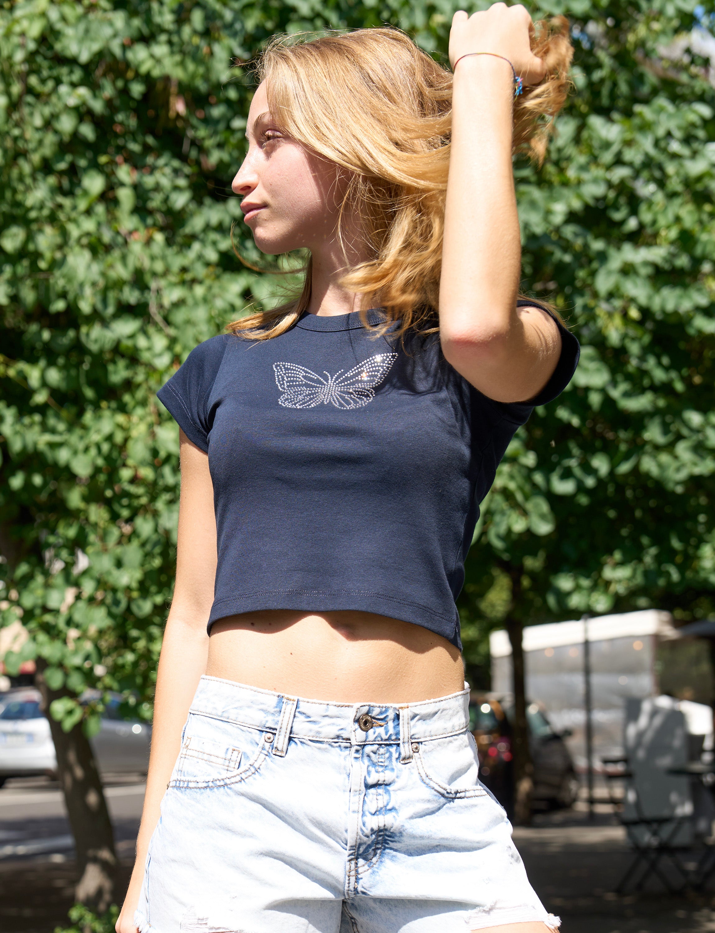 T-shirt blu navy con farfalla in strass