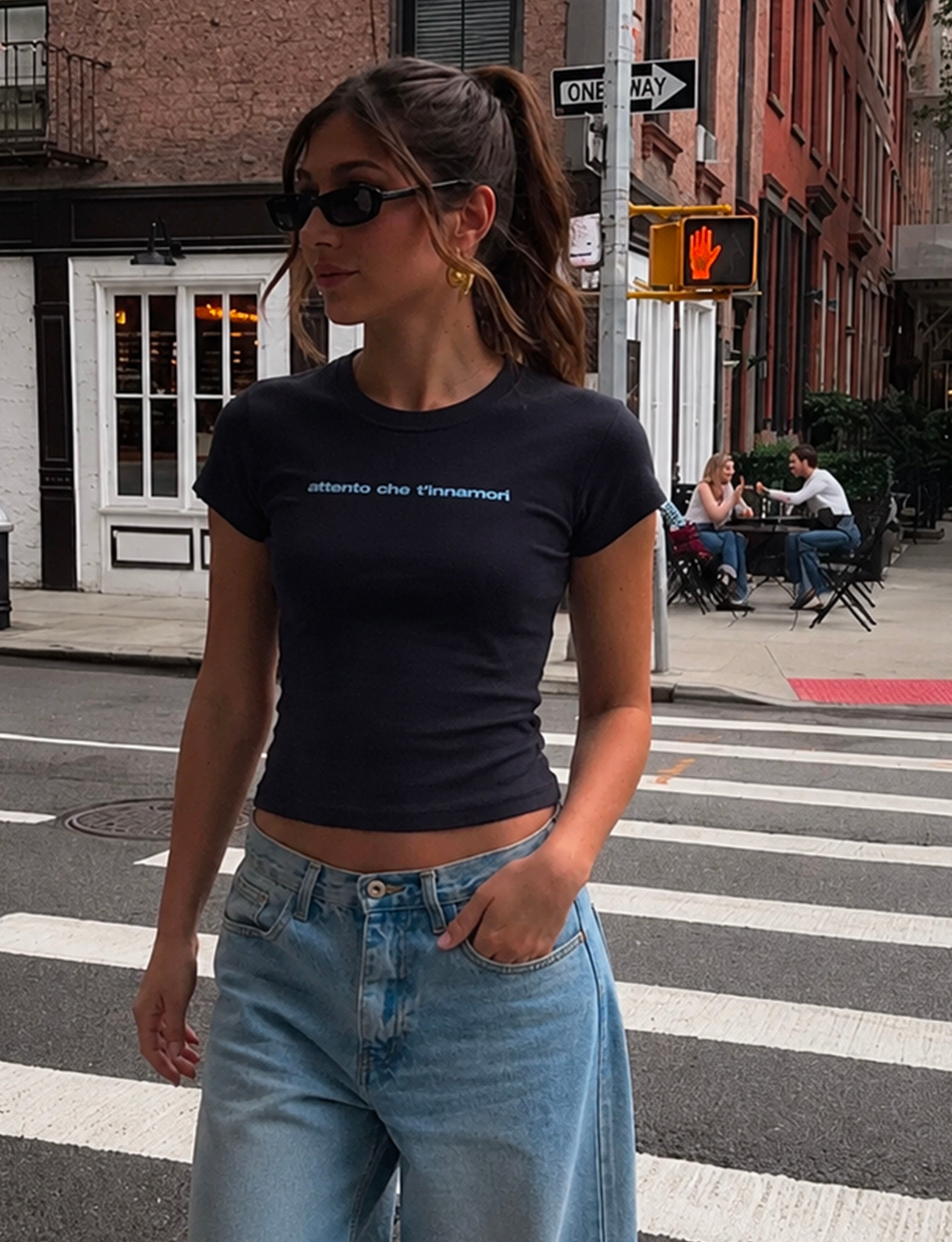 T-shirt blu notte con scritta "Attento che t'innamori"