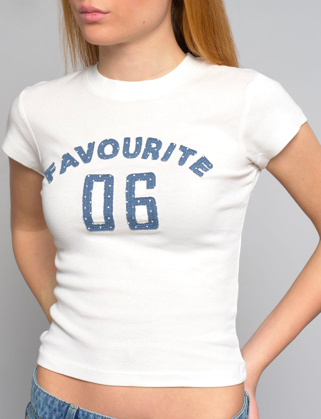 Suite Benedict - T-shirt panna con scritta "Favourite" e numero 06  dettaglio stampa