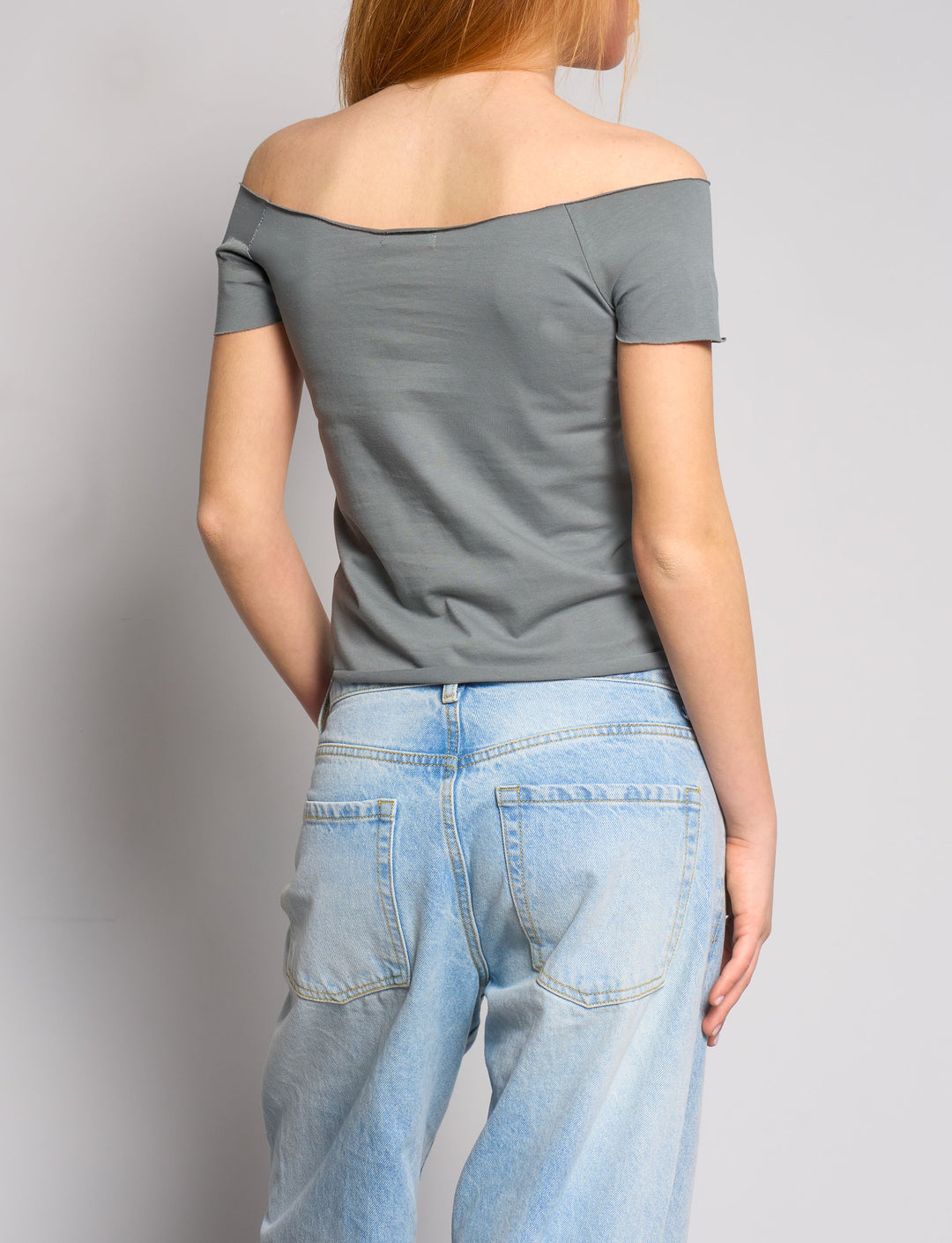 T-shirt a spalle scoperte con numero 16