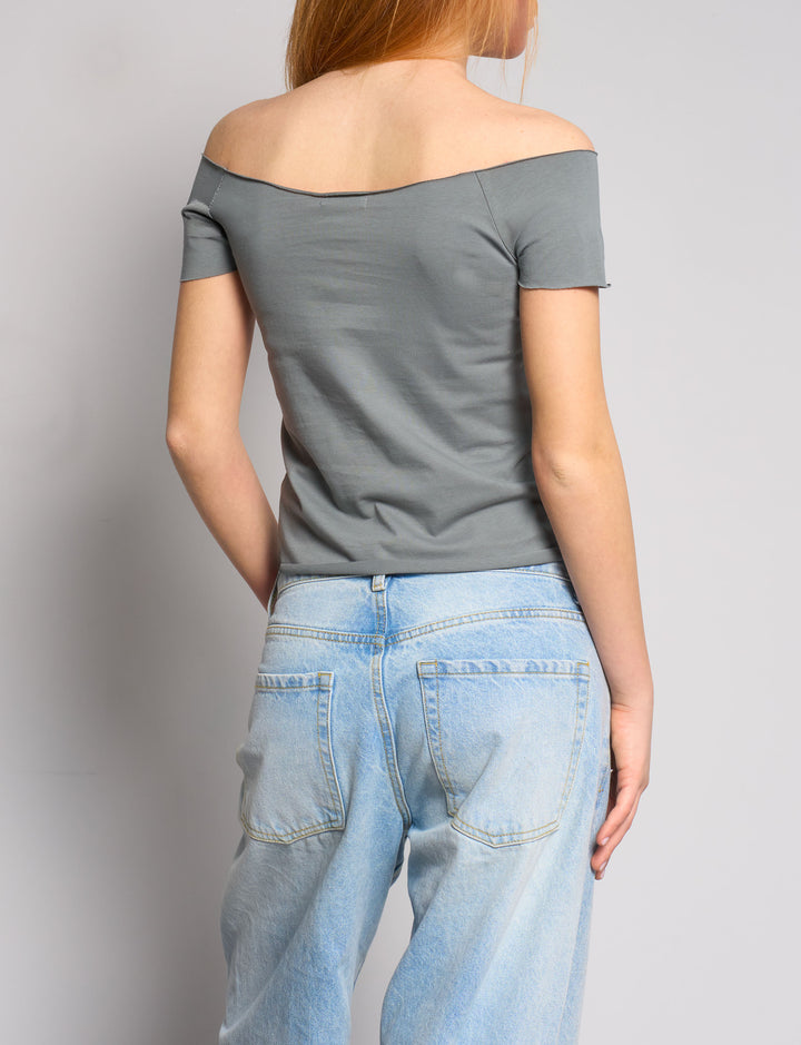 T-shirt a spalle scoperte con numero 16