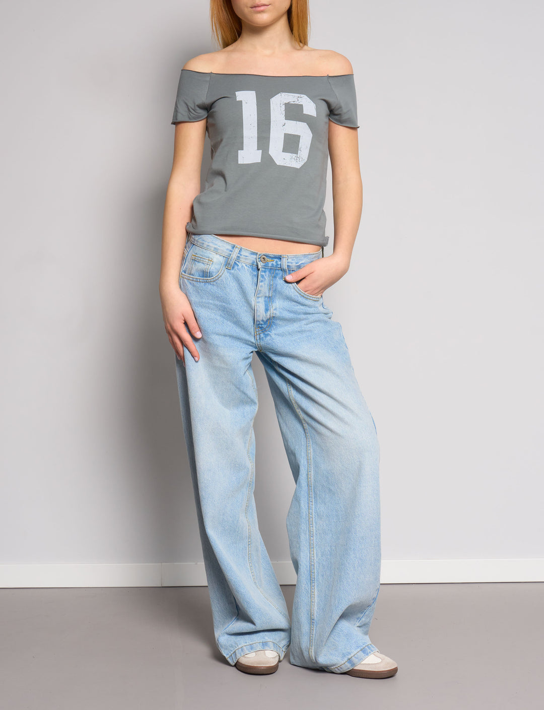 T-shirt a spalle scoperte con numero 16