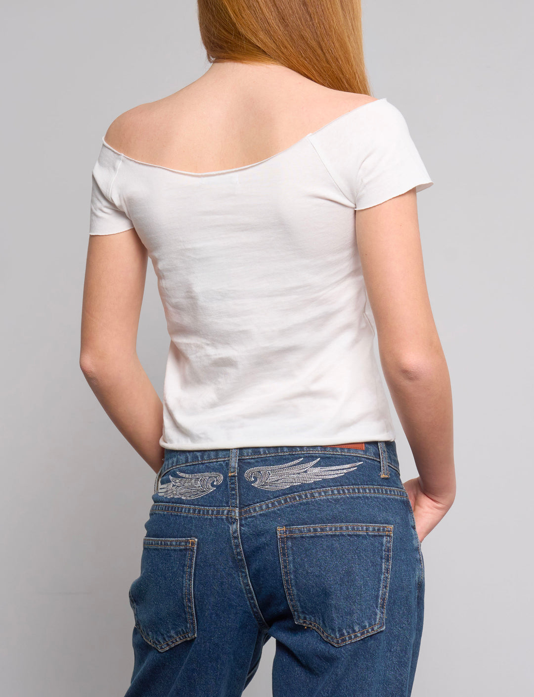 T-shirt a spalle scoperte con scritta "Don’t Bother Me"