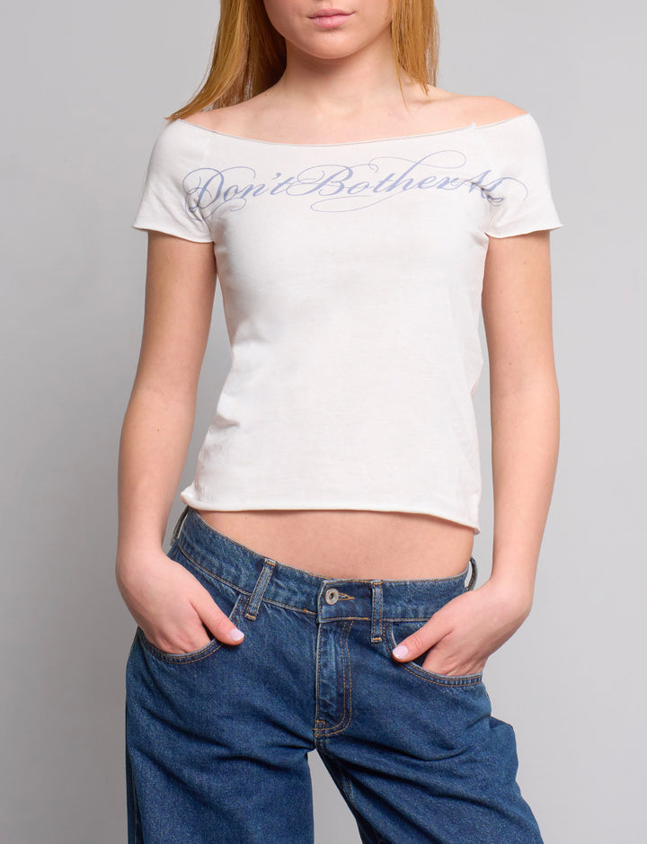 T-shirt a spalle scoperte con scritta "Don’t Bother Me"