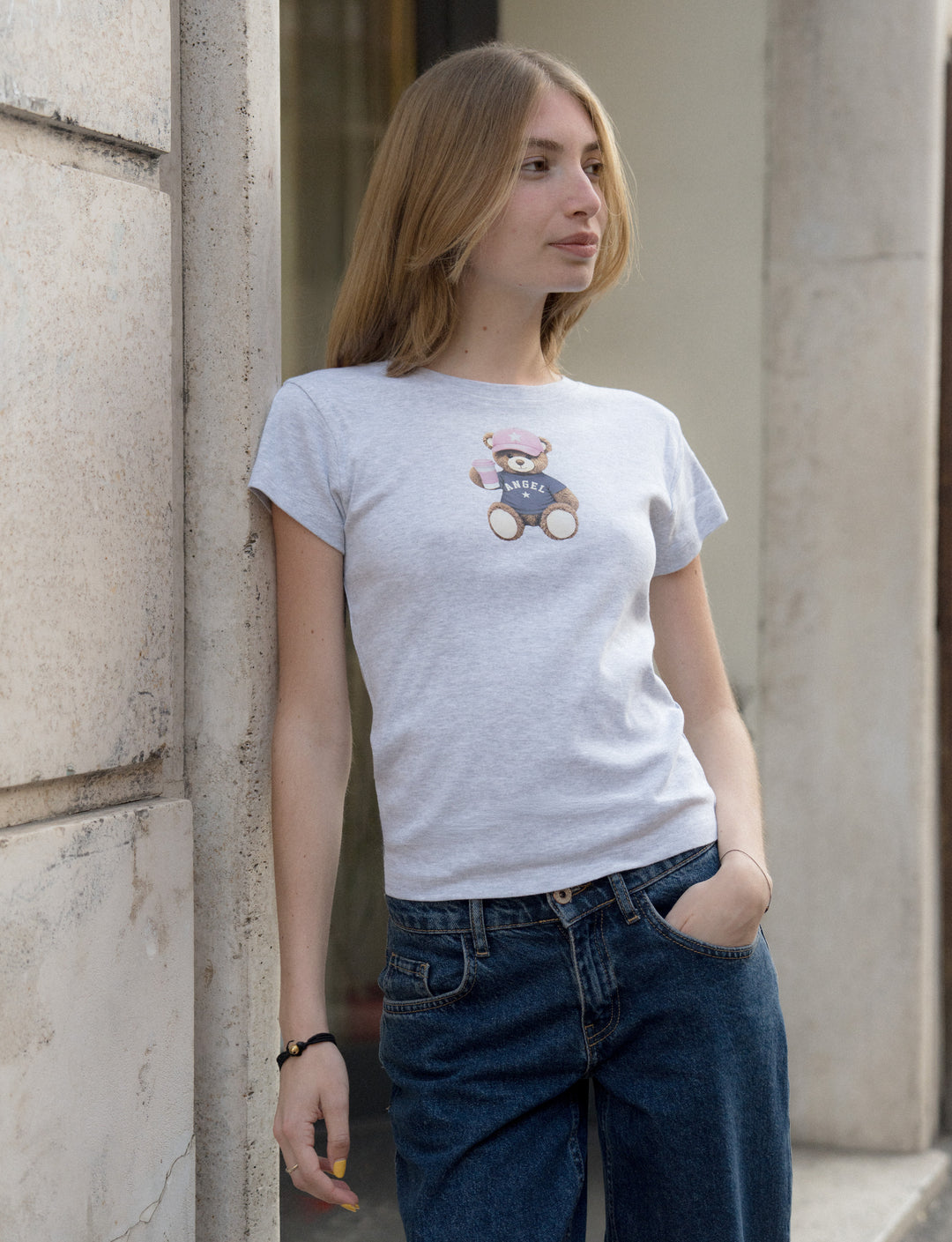 T-shirt grigia con stampa orsetto look