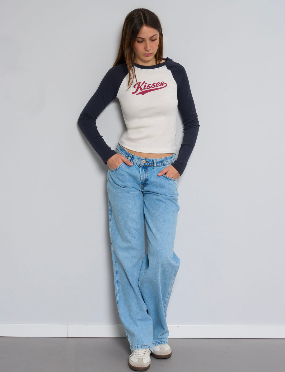 T-shirt a manica lunga bicolor "Kisses" look