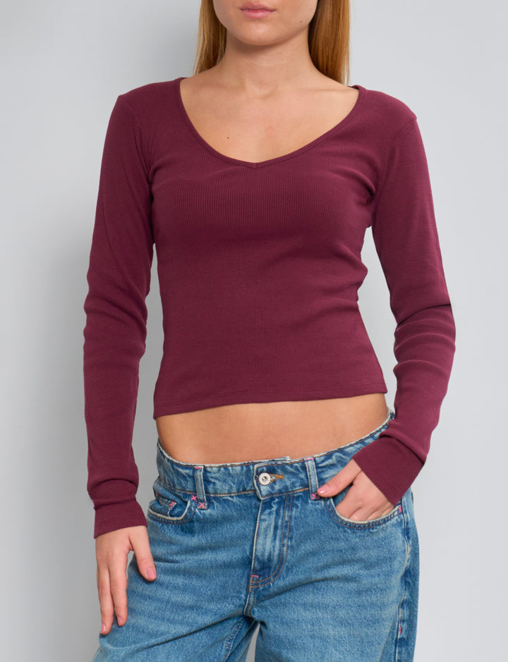 T-shirt a maniche lunghe bordeaux a costine con scollo a V frontale