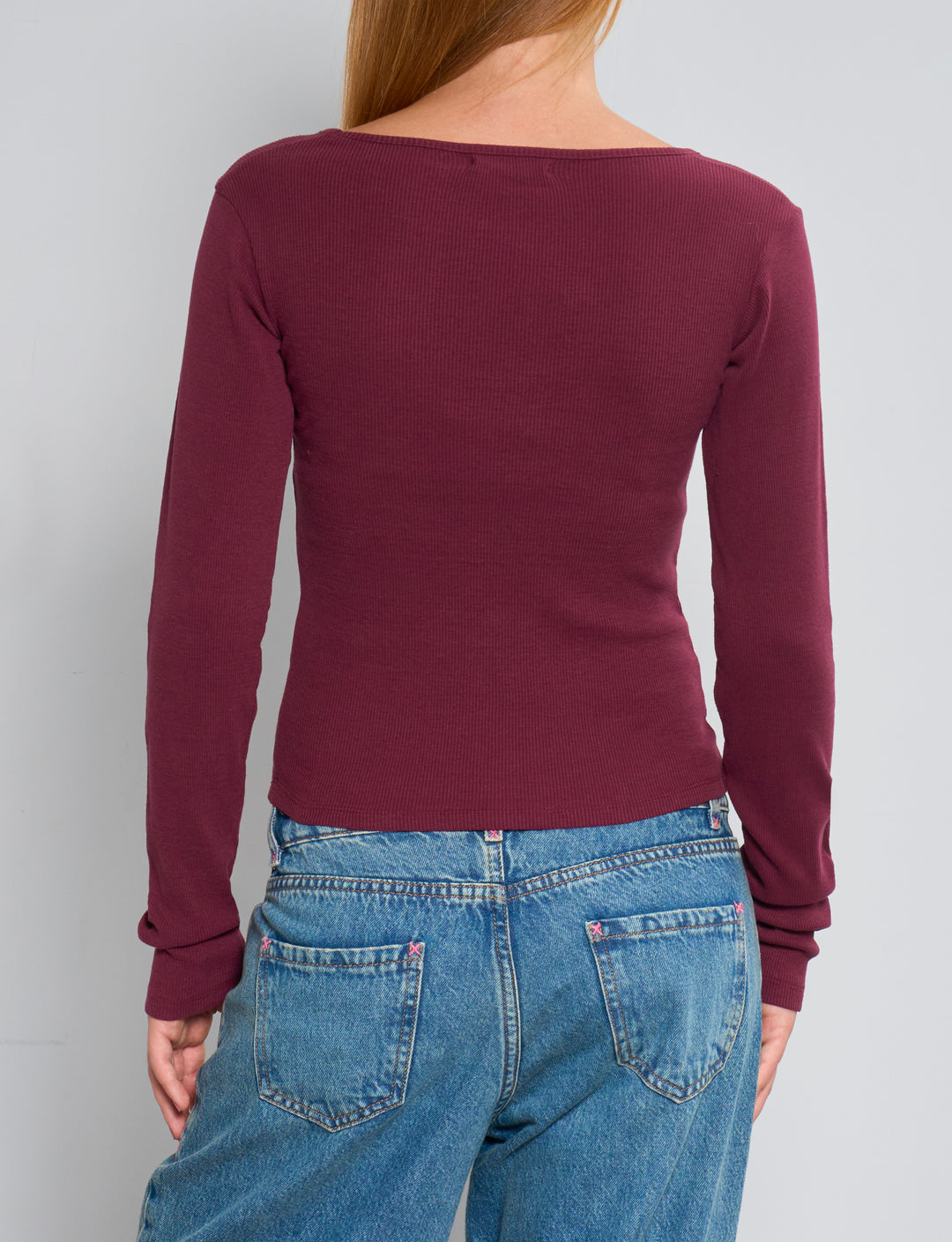 T-shirt a maniche lunghe bordeaux a costine con scollo a V retro