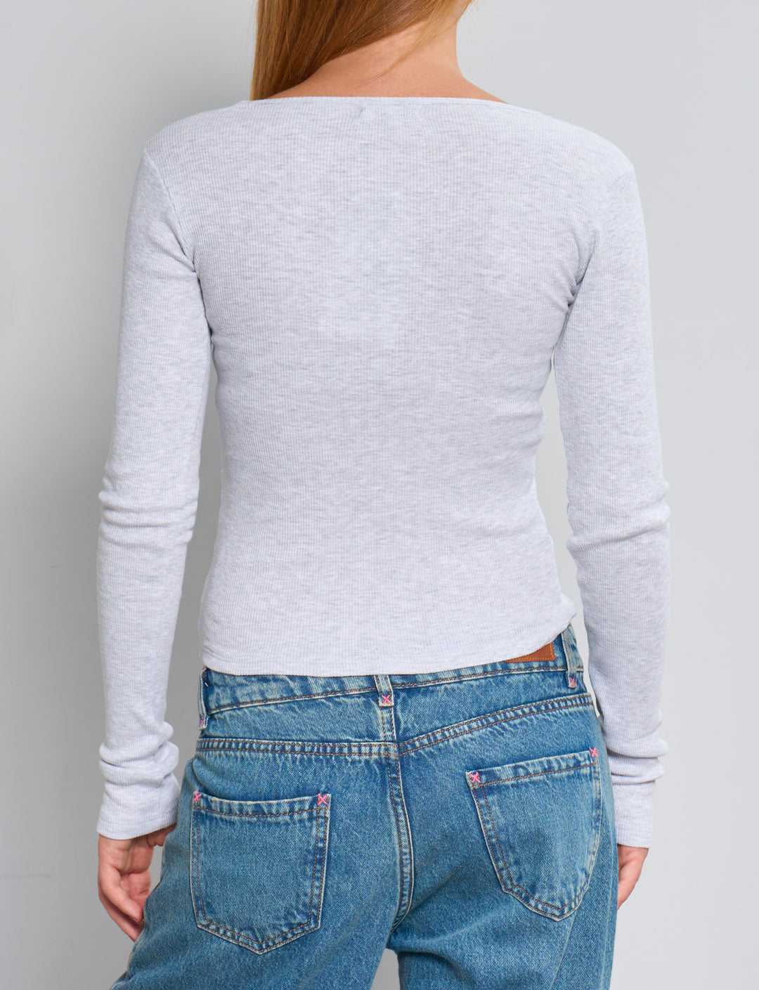 T-shirt a maniche lunghe grigia a costine con scollo a V retro