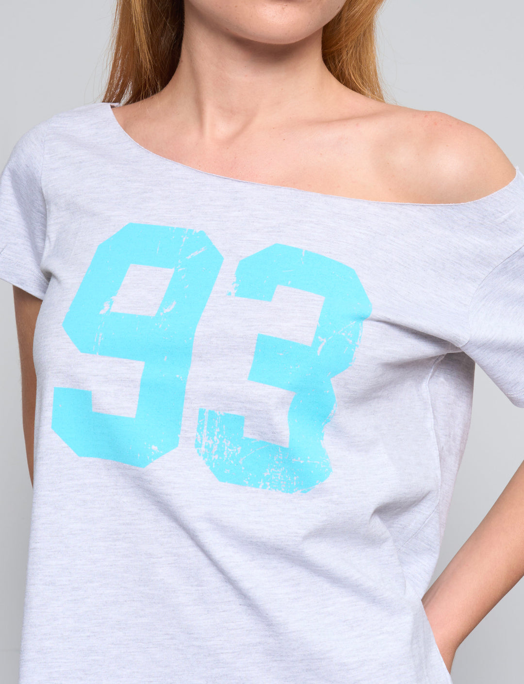 T-shirt asimmetrica con numero 93 dettaglio
