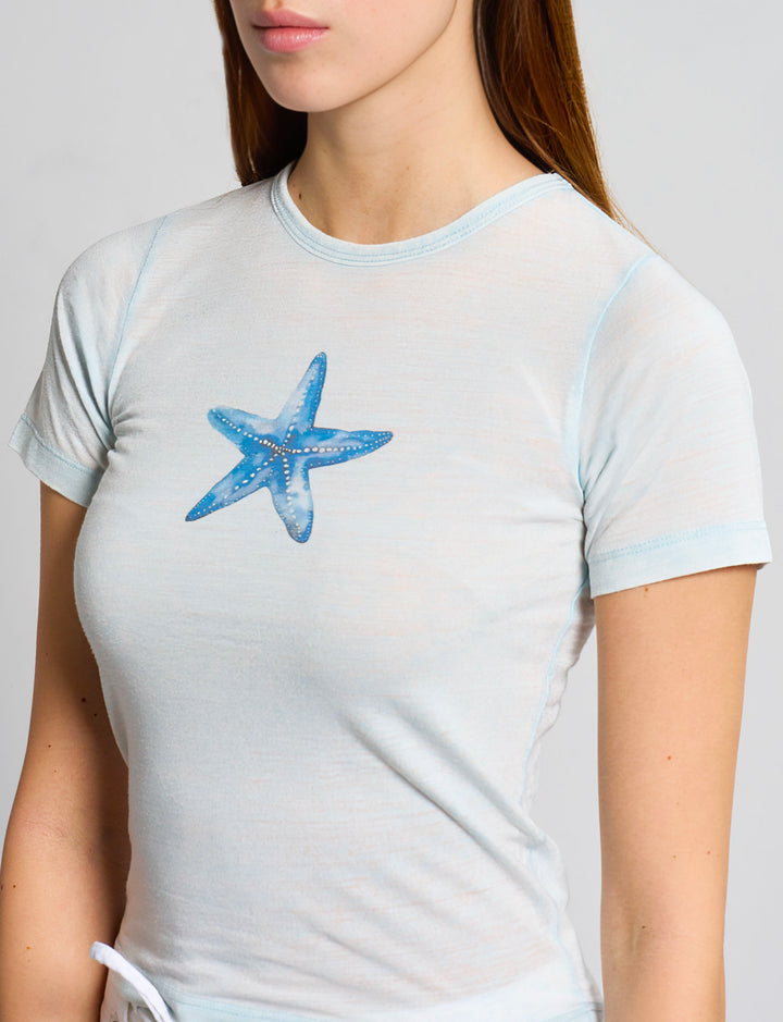 T-shirt azzurra con stampa stella marina dettaglio stampa