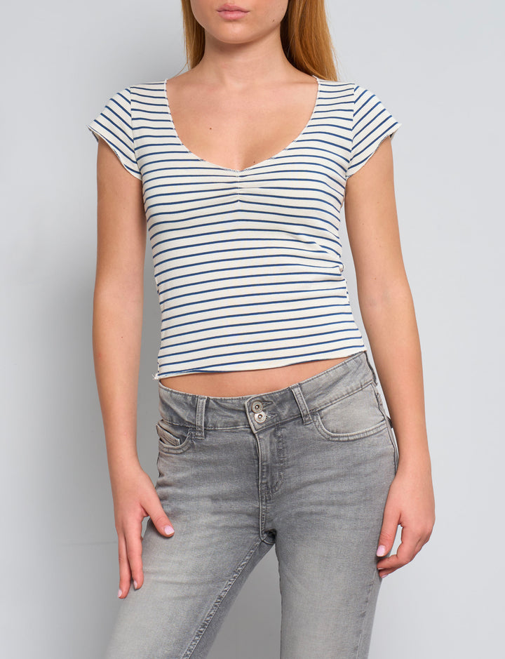 T-shirt bianca a righe blu con scollo a V e arricciatura frontale