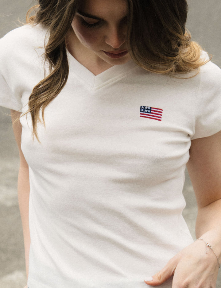 T-shirt bianca con ricamo bandiera USA