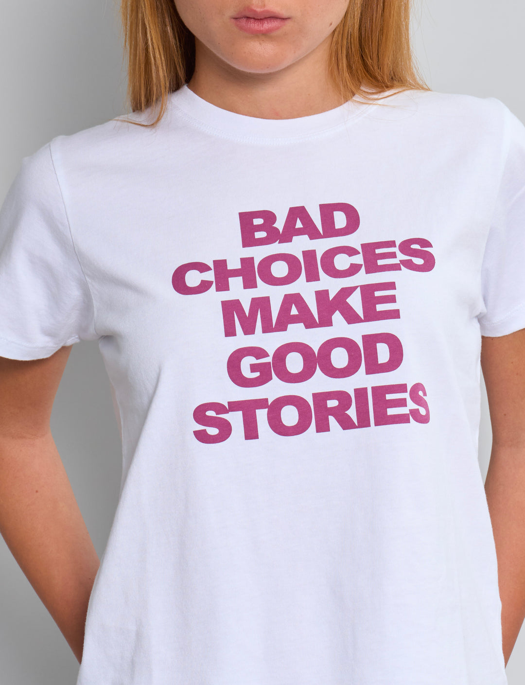 T-shirt bianca con scritta rosa BAD CHOICES dettaglio