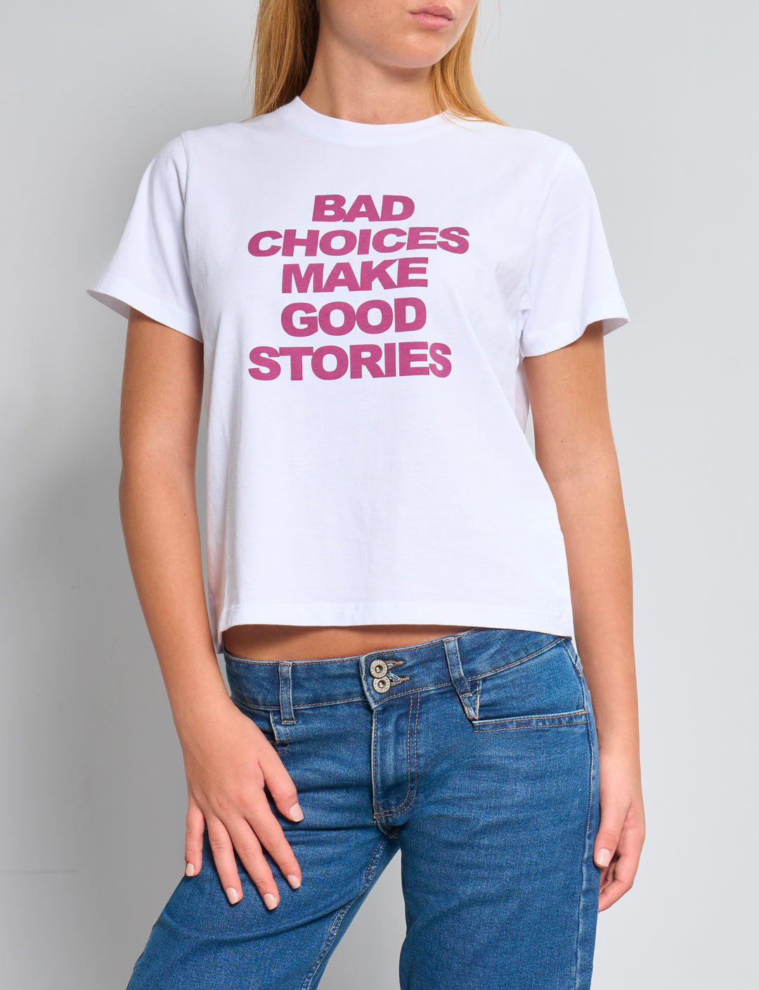 T-shirt bianca con scritta rosa BAD CHOICES frontale
