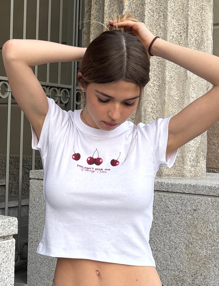 T-shirt bianca con stampa ciliegie copertina