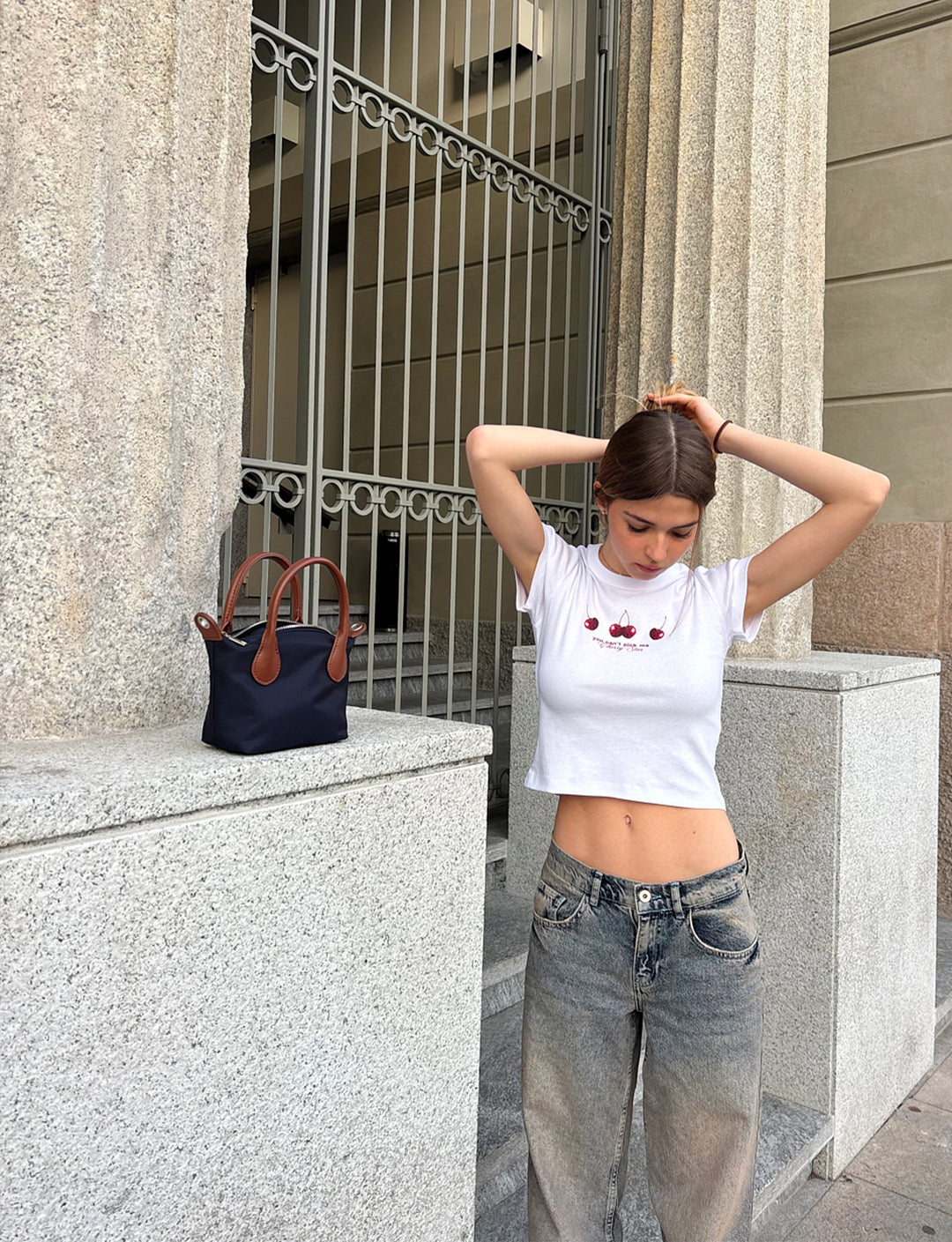 T-shirt bianca con stampa ciliegie look