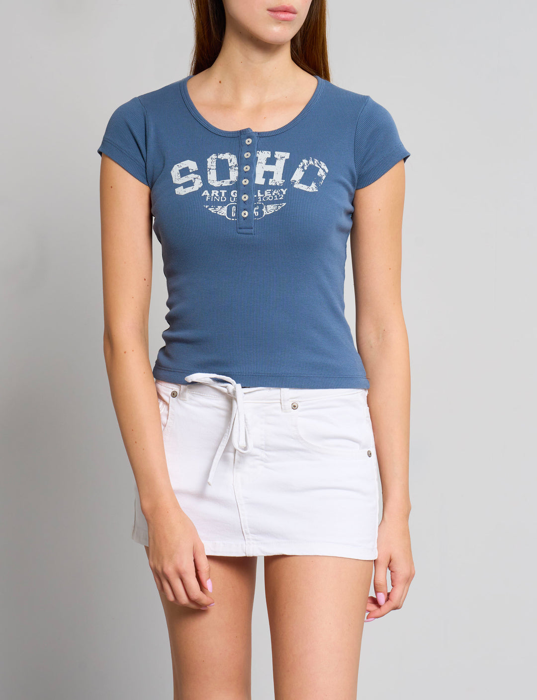 T-shirt blu a costine con scritta “Soho“ frontale