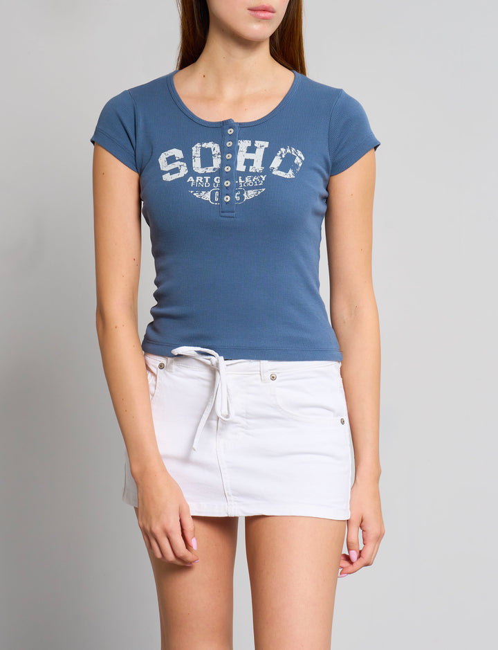 T-shirt blu a costine con scritta “Soho“ frontale