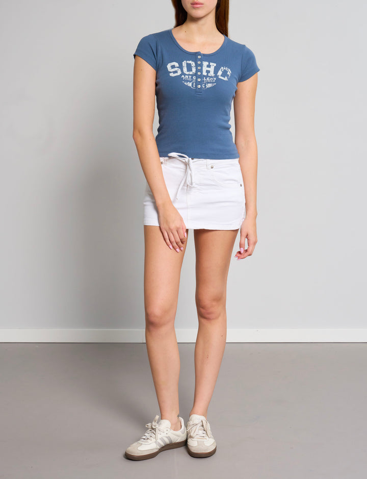 T-shirt blu a costine con scritta “Soho“ outfit