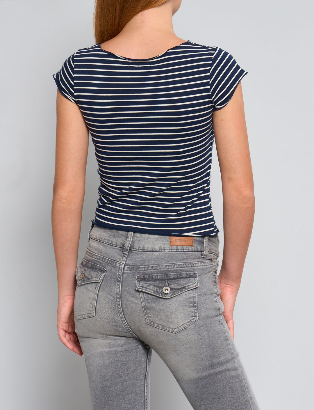 T-shirt blu a righe bianche con scollo a V e arricciatura retro
