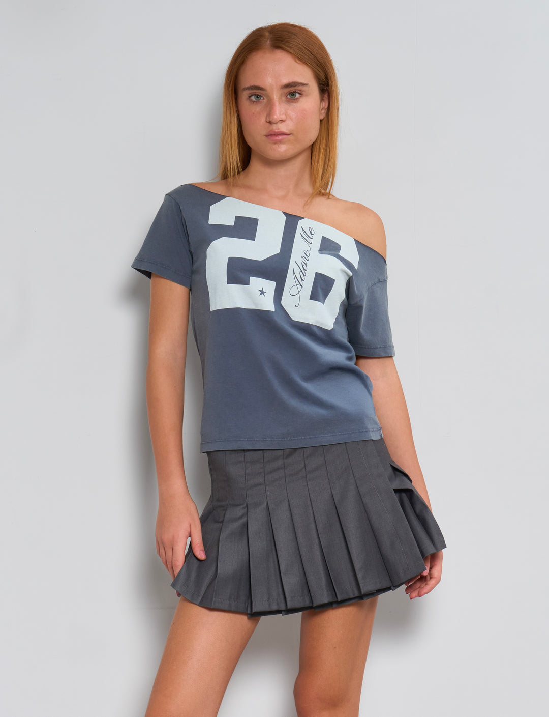 T-shirt blu indigo con spalle scoperte e numero 26 copertina