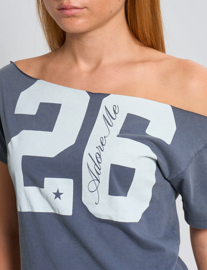 T-shirt blu indigo con spalle scoperte e numero 26 dettaglio