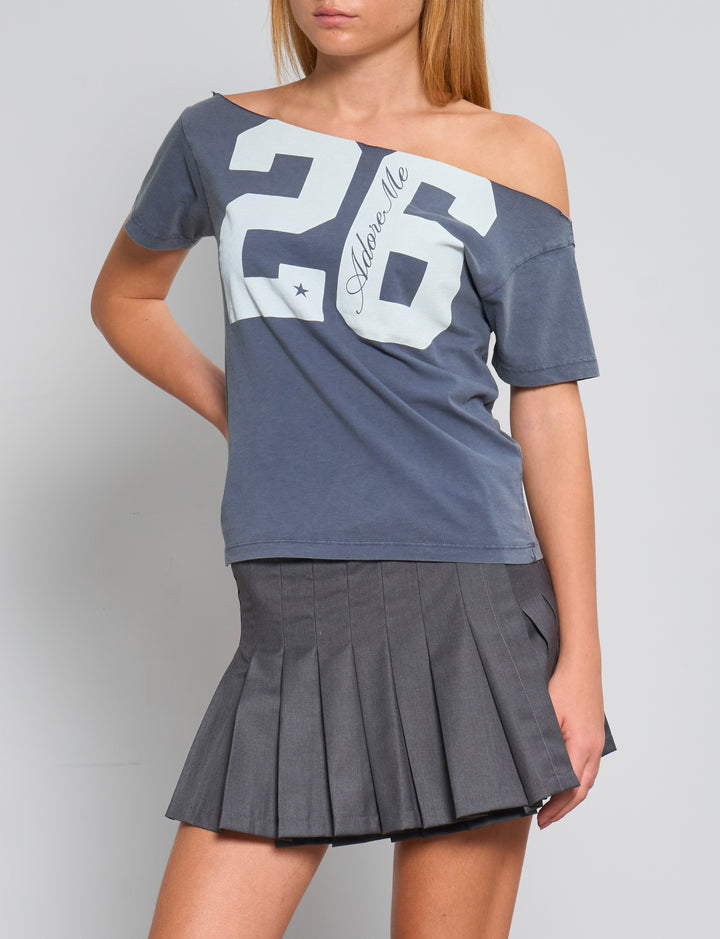 T-shirt blu indigo con spalle scoperte e numero 26 frontale