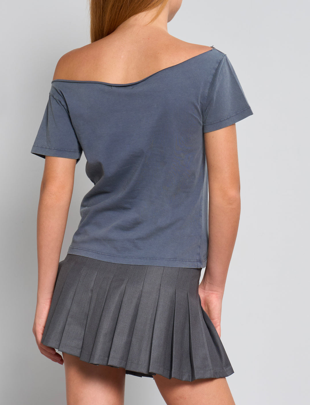 T-shirt blu indigo con spalle scoperte e numero 26 retro