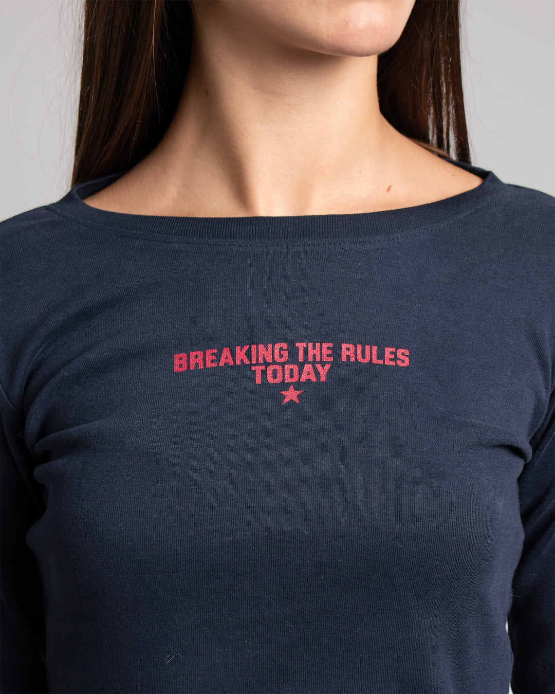 T-shirt blu navy a manica lunga con scritta frontale "Breaking the rules today" dettaglio