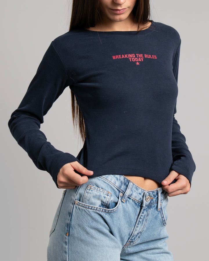 T-shirt blu navy a manica lunga con scritta frontale "Breaking the rules today" frontale