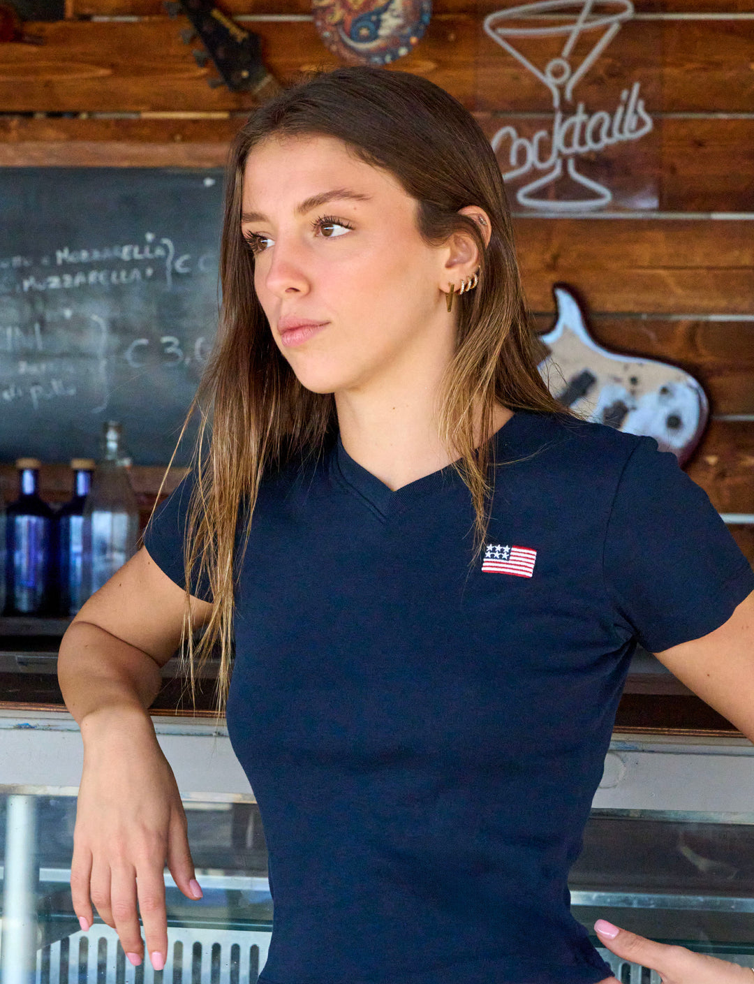 T-shirt blu navy con ricamo bandiera USA copertina