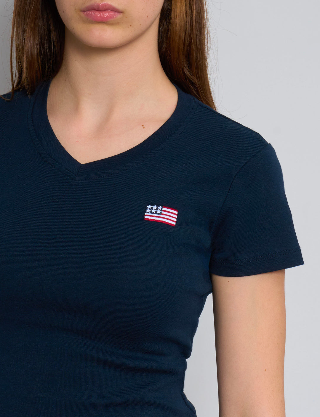 T-shirt blu navy con ricamo bandiera USA dettaglio
