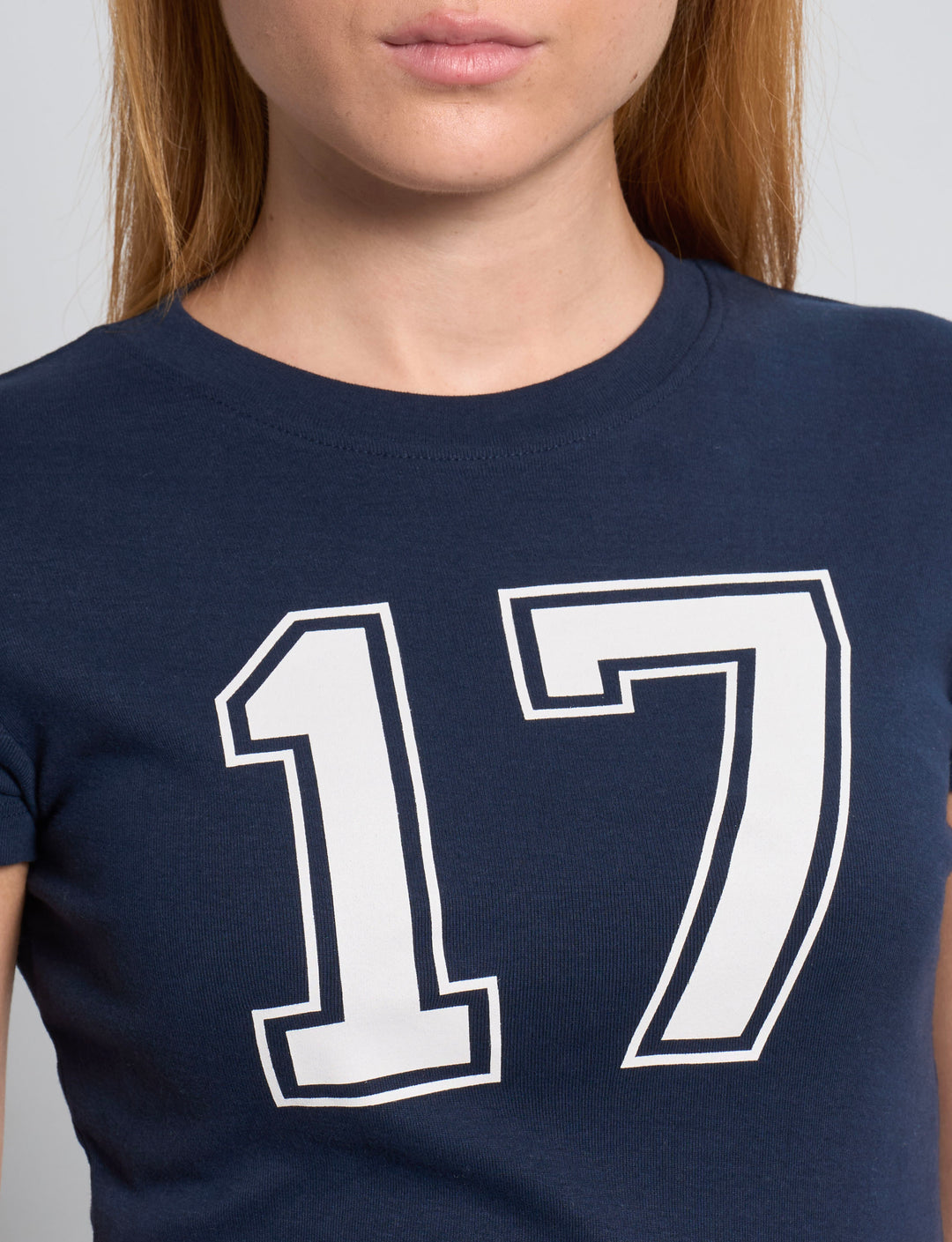 T-shirt blu navy con stampa numero 17 dettaglio