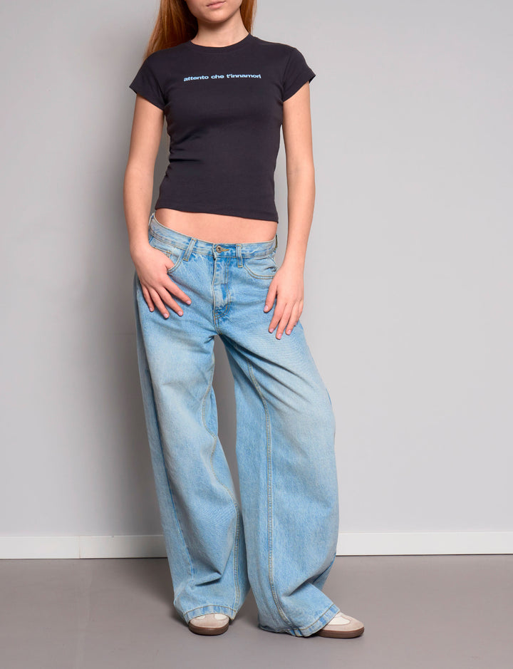 T-shirt blu notte con scritta "Attento che t’innamori"