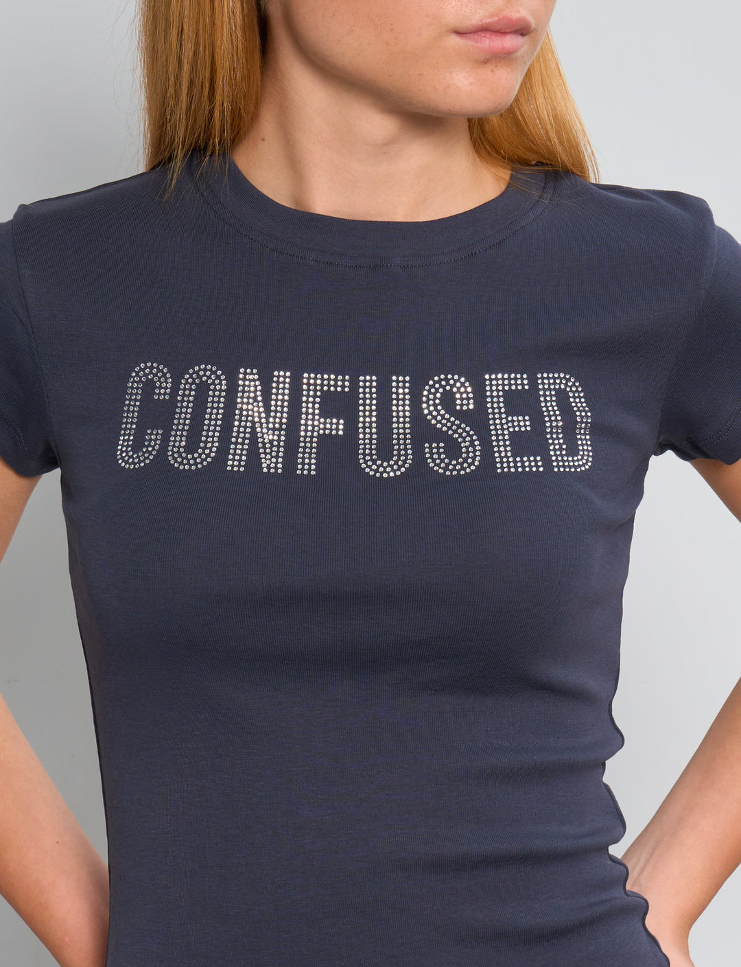T-shirt blu notte con scritta in strass “Confused” dettaglio