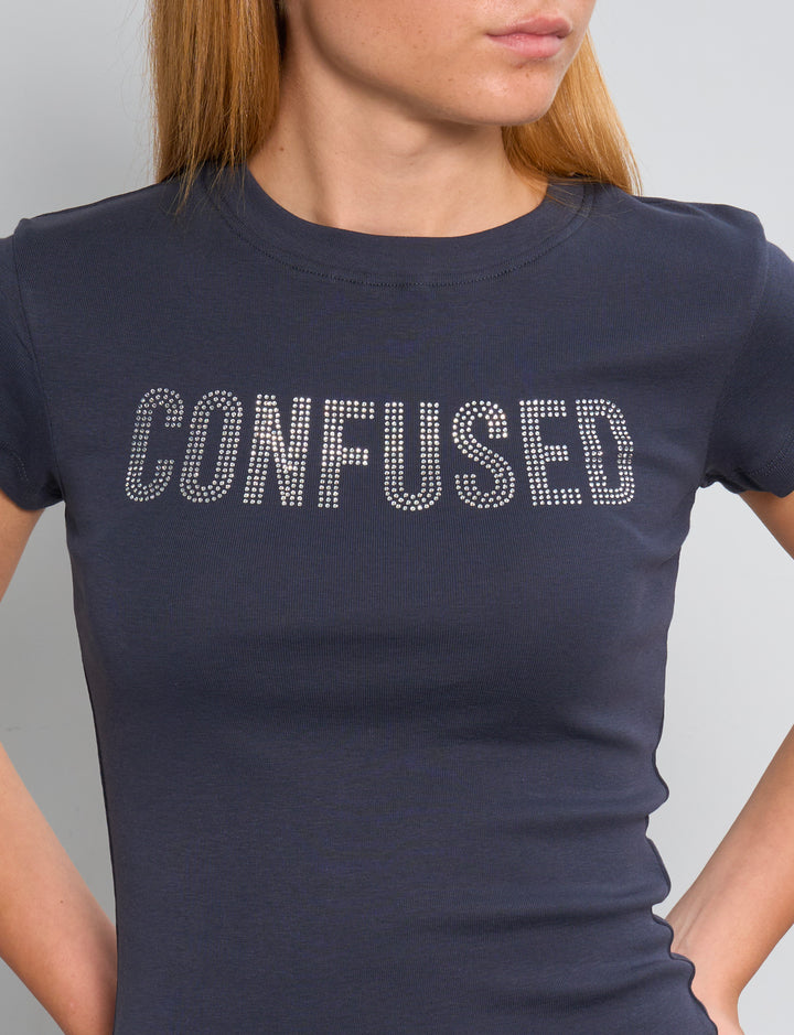 T-shirt blu notte con scritta in strass “Confused” dettaglio