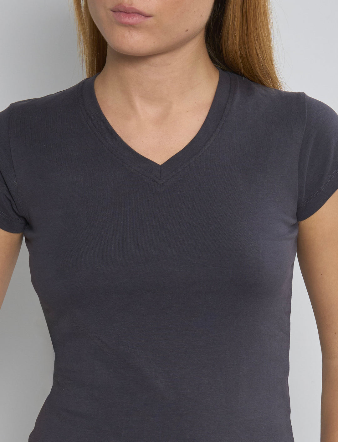 T-shirt color blu notte con scollo a V dettaglio 1