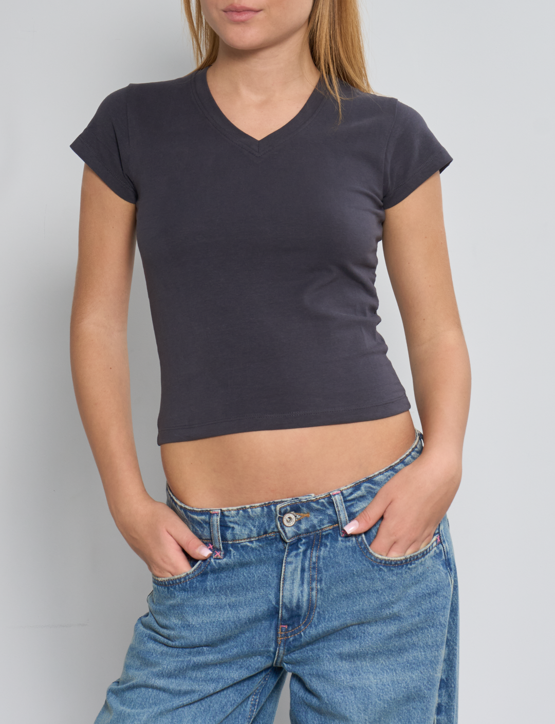 T-shirt color blu notte con scollo a V frontale