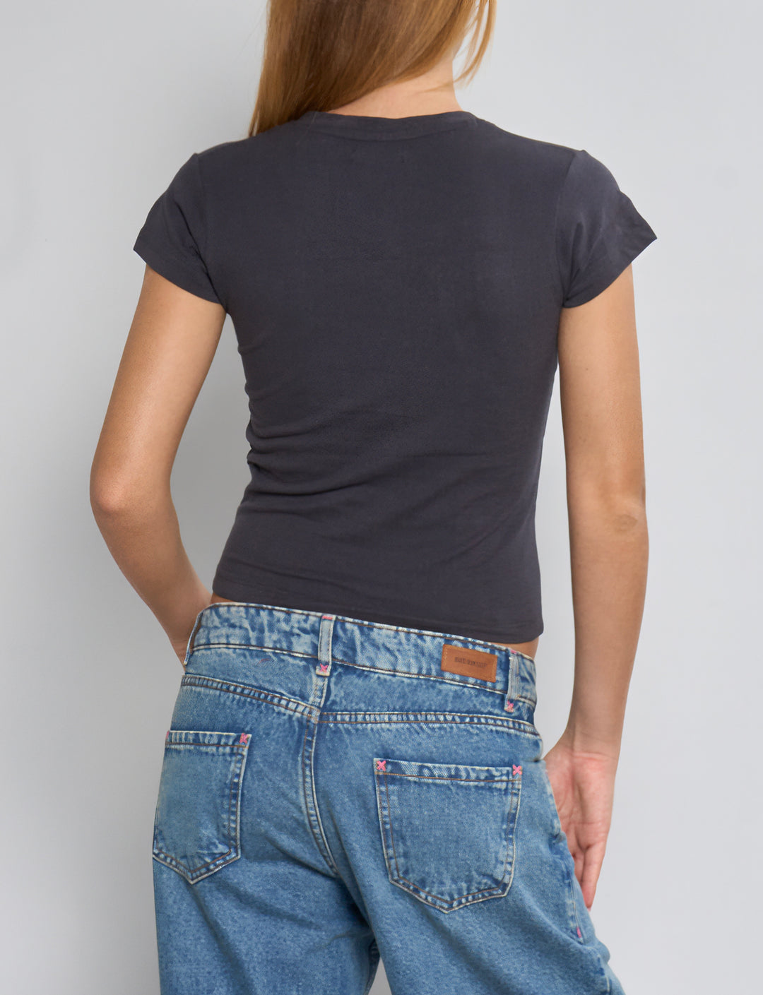 T-shirt color blu notte con scollo a V retro 1