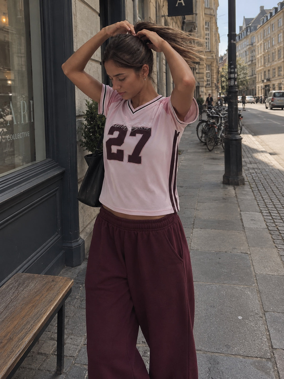T-shirt da calcio rosa con numero 27 e scollo a V copertina 2