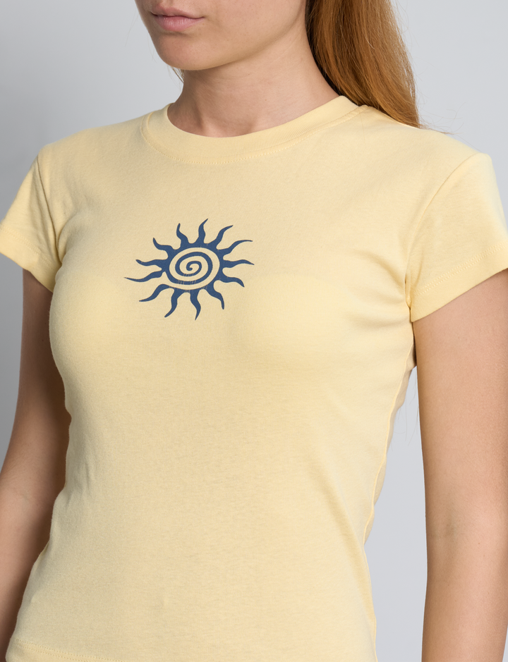 T-shirt gialla con stampa sole dettaglio