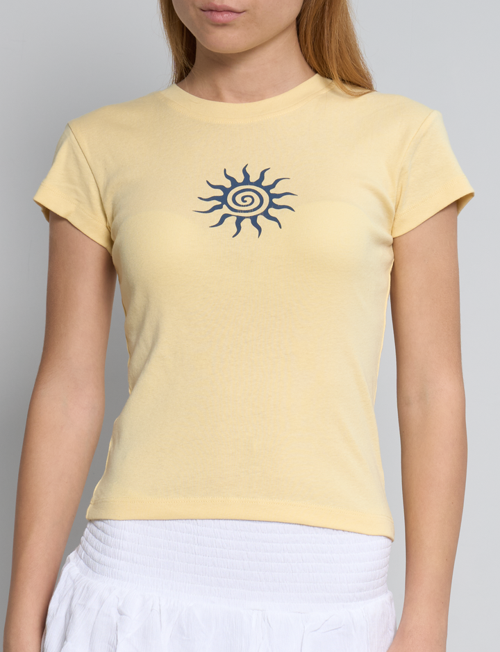 T-shirt gialla con stampa sole frontale