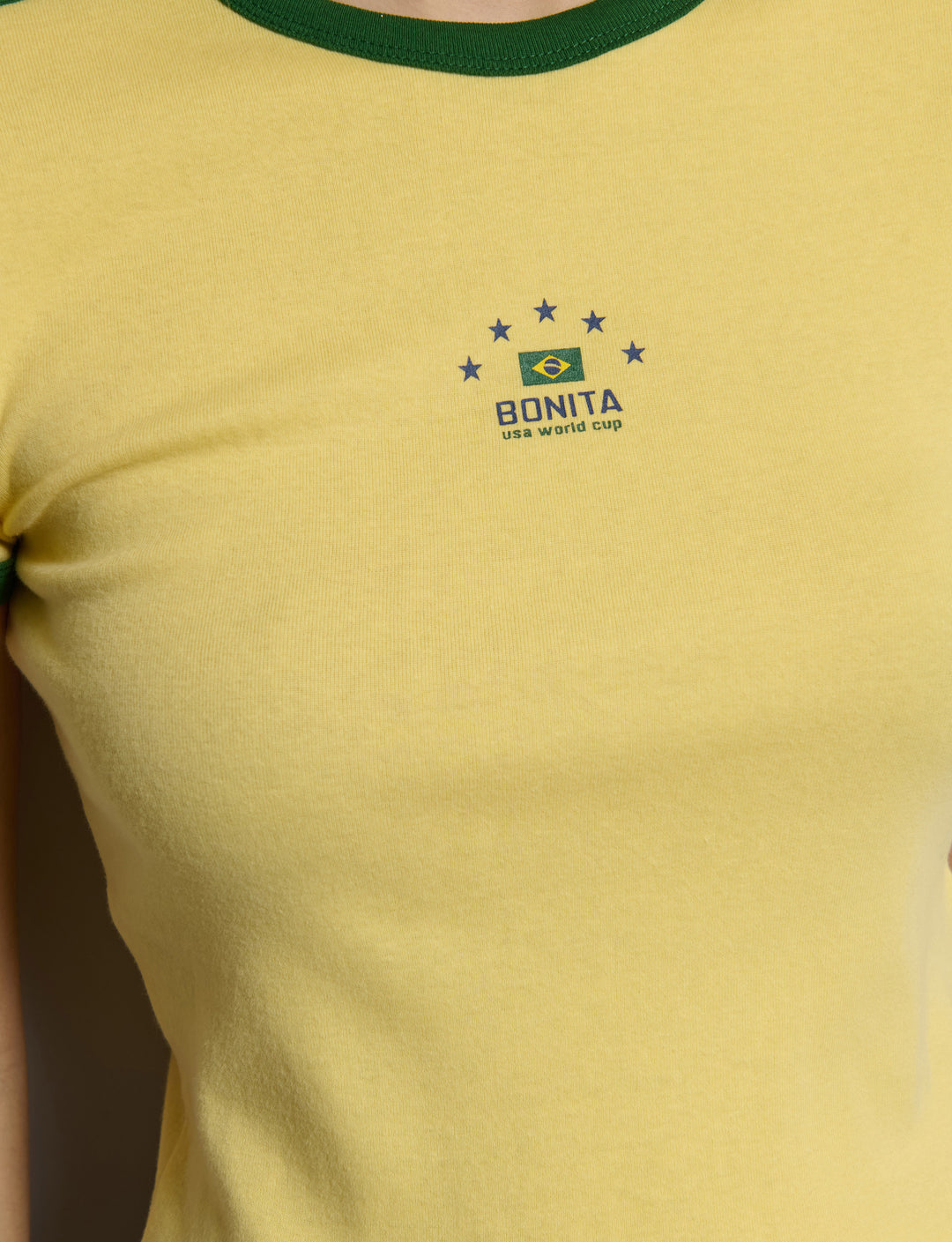 T-shirt giallo pastello con grafiche Brasile