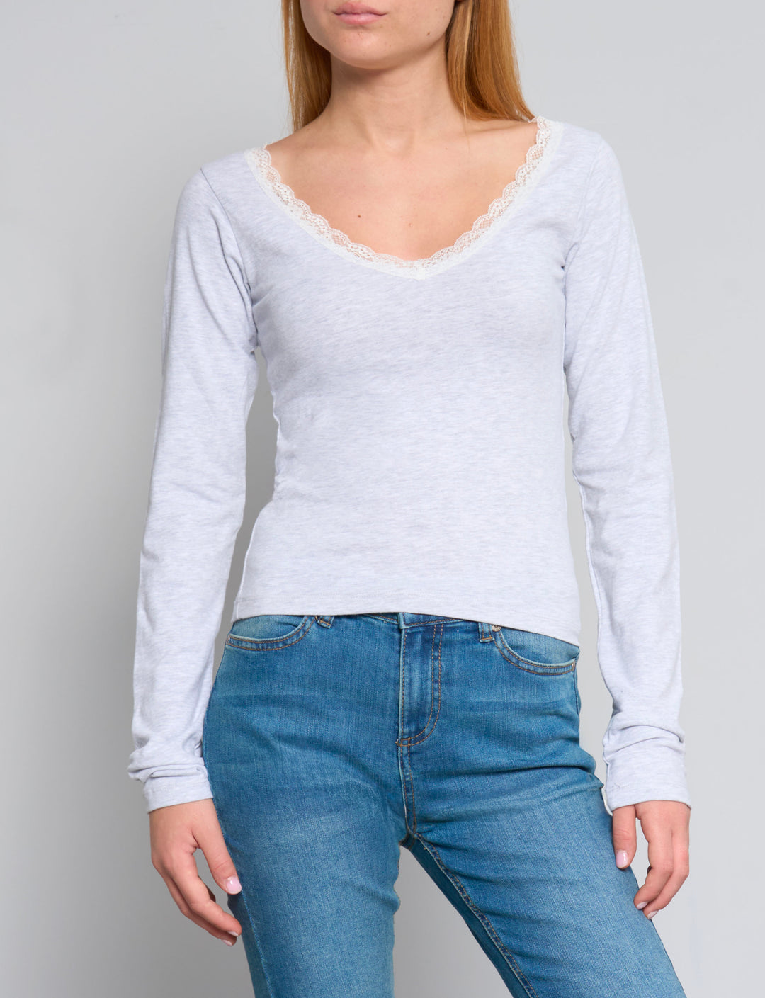 T-shirt grigia a manica lunga con scollo in pizzo frontale