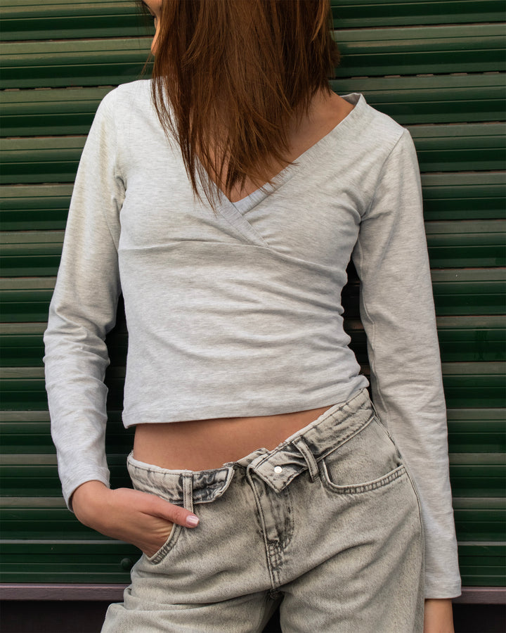 T-shirt grigia a maniche lunghe con scollo a V incrociato copertina