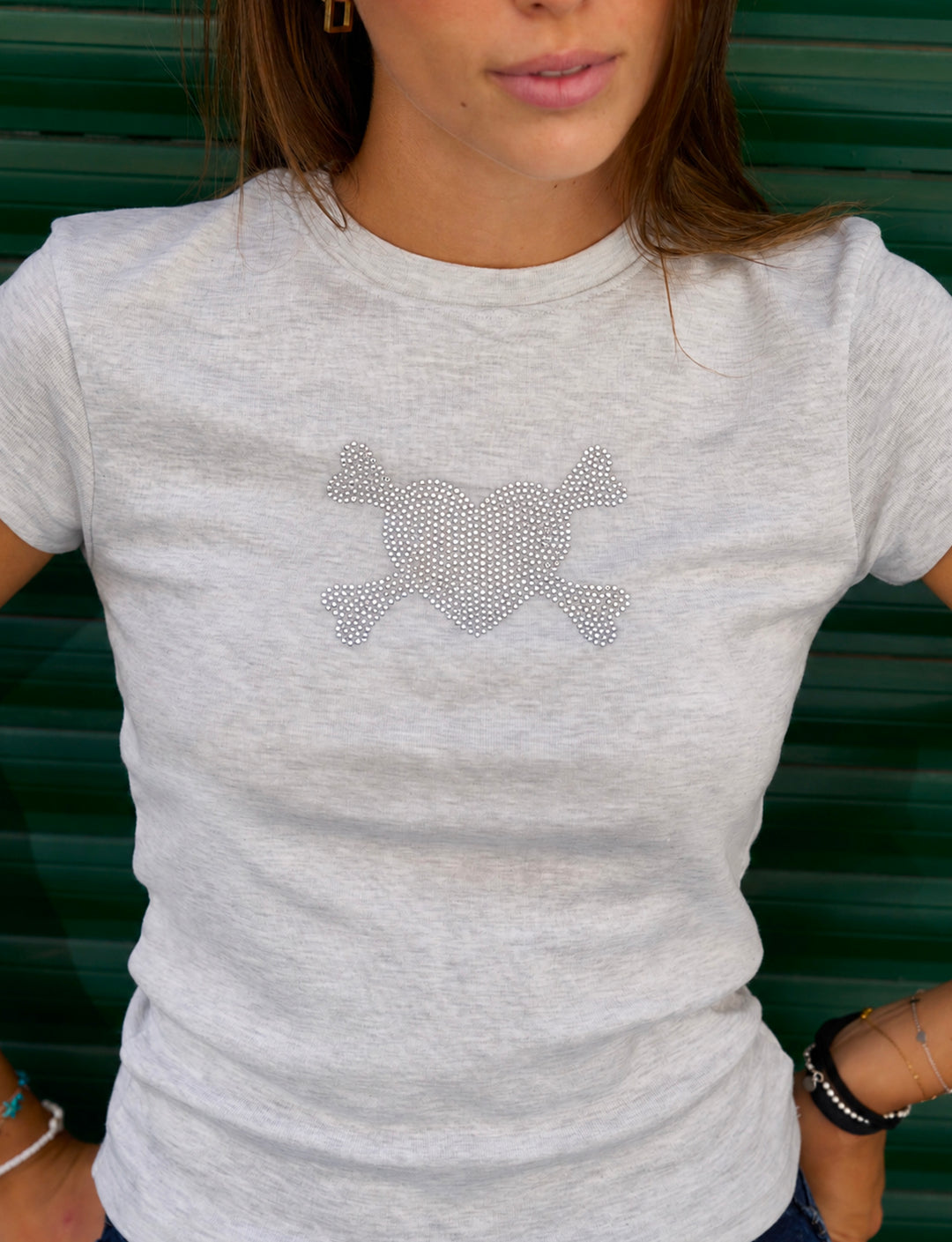 T-shirt grigia con cuore in strass argento copertina