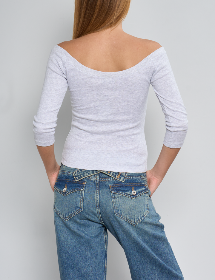T-shirt grigia con maniche 3/4 e scollo a barca retro