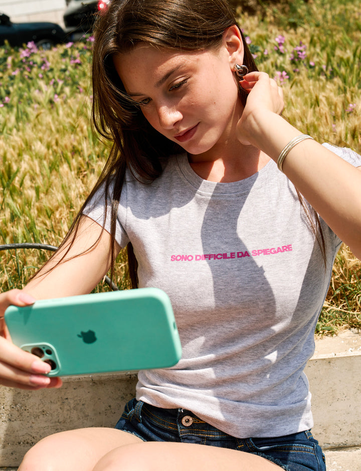 T-shirt grigia con scritta "Difficile da spiegare"