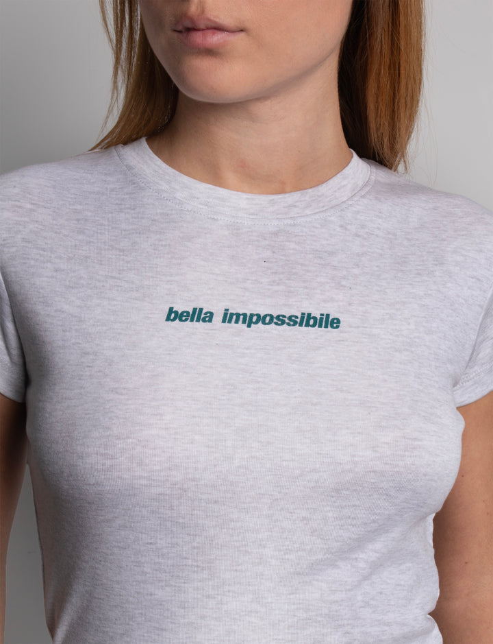 T-shirt grigia con scritta "bella impossibile" dettaglio